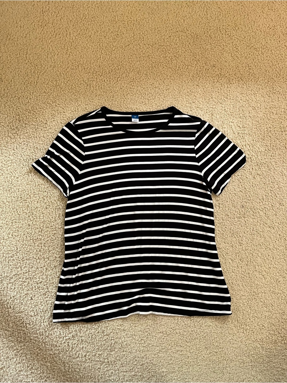 NWOT Old Navy Luxe Black and White Striped Short Sleeve T-Shirt - Medium
